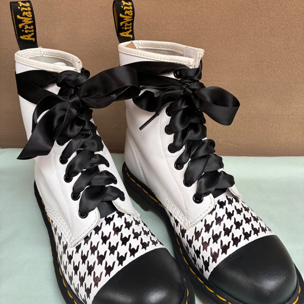 🌟SALE🌟Custom Doc Martens, size 7 - Picture 2 of 7